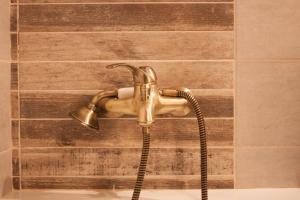 baño con cabezal de ducha y manguera en DreamKeys Barcelona City, en Barcelona 73 fotos más