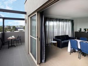 Mantra Castle Hill Sydney, an Accor Hotel的阳台或露台