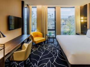 Movenpick Hotel Tallinn的电视和/或娱乐中心