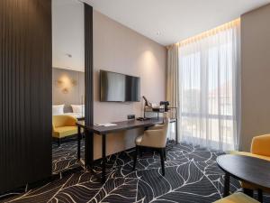 Movenpick Hotel Tallinn的电视和/或娱乐中心