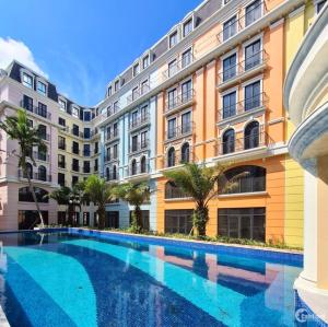 een zwembad voor een gebouw bij JOLLIE HOTEL Phú Quốc in Phu Quoc