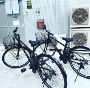 two bikes parked in front of a building at Hostel und Kitchen GOTOBASE in Enokizu