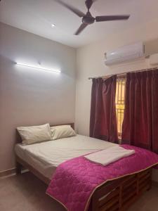 Postel nebo postele na pokoji v ubytování Siva Poornima Stay Tiruvannamalai