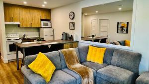 a living room with a couch and a kitchen at Swimming Pool Spa - Condo Mont Tremblant in Mont-Tremblant