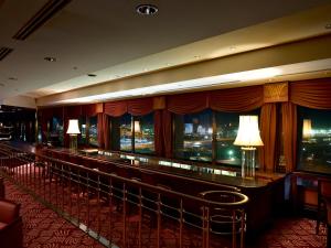 eine Bar in einem Hotel mit Stadtblick in der Unterkunft Narita Tobu Hotel Airport in Narita