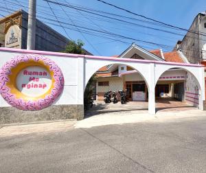 SeturanにあるRumah Menginapの大きなドーナツの看板が掲げられたドーナツ店