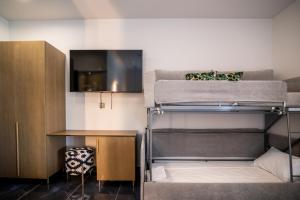 サラミスにあるSea View Serenity Βeachfront & Pool 102の二段ベッドとデスクが備わる小さな客室です。 +27枚の写真