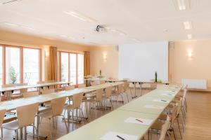 The business area and/or conference room at JUFA Hotel Stubenbergsee