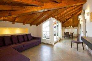 een woonkamer met een bank en een tafel bij Appartamenti Lungolago in Verbania