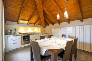 een eetkamer met een tafel en een keuken bij Appartamenti Lungolago in Verbania