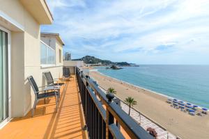 un balcón con vista a la playa en Hotel Horitzó by Pierre & Vacances, en Blanes