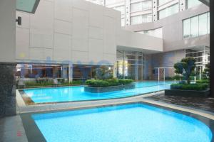 a large swimming pool in a building at 2BR Aston Residence 1811 City View in Nagoya