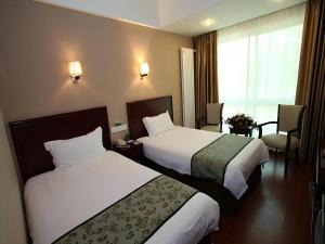 Giường trong phòng chung tại GreenTree Inn Sichuan Chengdu Airport Road Express Hotel +282 ảnh