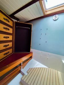 Gambar di galeri bagi Voilier confortable en bois à cotés des plages et ferries di Ouistreham