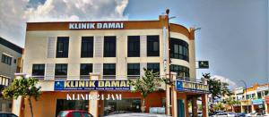 a kiminy daniarma building on a city street at Grand Kapar Hotel Kuala Selangor in Kuala Selangor
