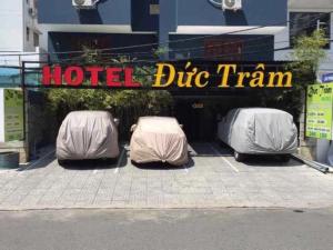 two covered vehicles parked in front of a hotel die tram at Đức Trâm Hotel Hồ Chí Minh in Ho Chi Minh City