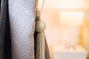 um close-up de uma cortina com uma gravata em House Wisteria em Rakovica