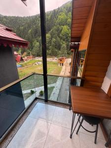 a balcony with a desk and a view of a mountain at Derepark Apart in Uzungol