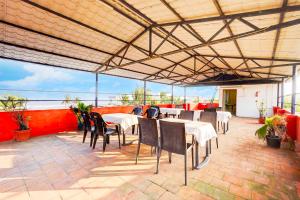 Hotel O Nibav Beach View的阳台或露台