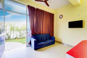 Hotel O Nibav Beach View的电视和/或娱乐中心