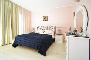 1 dormitorio con cama y espejo grande en Mar dei Poeti - Luxury Suites en Riposto