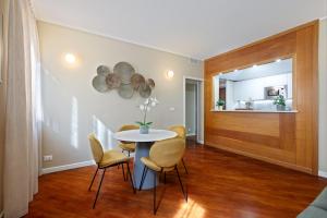ein Esszimmer mit Tisch und Stühlen in der Unterkunft NEW-Venice Suite San Marco 397 in Venedig