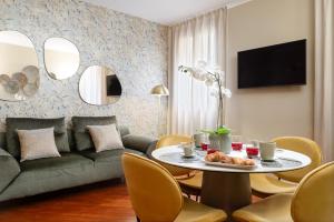 ein Wohnzimmer mit Sofa und Tisch in der Unterkunft NEW-Venice Suite San Marco 397 in Venedig