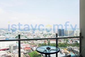 ナゴヤにあるStudio Aston Residence 2209 City and Sea Viewの窓から市街の景色を望む