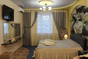 ヴォロネジにあるApartments on Karla Marksa 116 А - 10etazのベッドルーム1室(ベッド1台、大きな窓付)