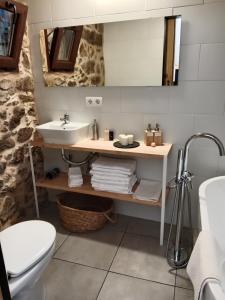 un bagno con lavandino e WC di La Gavina a Beáriz