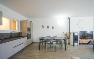 Η κουζίνα ή μικρή κουζίνα στο 3 Bedroom Cozy Home In Imperia