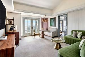 TV a/nebo společenská místnost v ubytování The Ritz-Carlton, Laguna Niguel