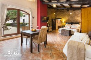 Postel nebo postele na pokoji v ubytování Masia Can Canyes & Spa + 37 fotografií