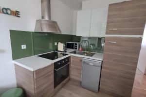 Kuchyň nebo kuchyňský kout v ubytování Lovely 32 square metre studio next to the beach