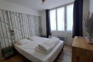 Postel nebo postele na pokoji v ubytování Lovely 32 square metre studio next to the beach