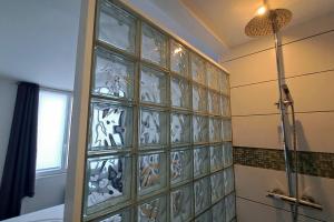 Koupelna v ubytování Lovely 32 square metre studio next to the beach + 4 fotografie