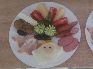 a plate of food with sausage meat and vegetables at Casa Serrena in Muşeteşti