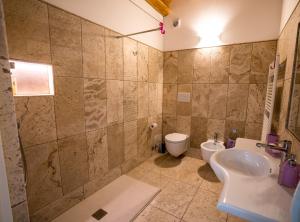a bathroom with a sink and a toilet at Enoturismo Le Rampe in Vittorio Veneto