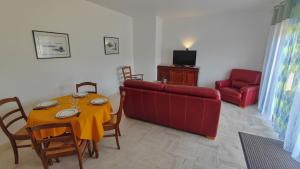 TV a/nebo společenská místnost v ubytování Maison à Civaux - 4 chambres