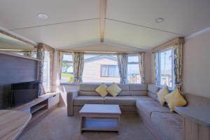 Χώρος καθιστικού στο Three Bedroom Instow Caravan