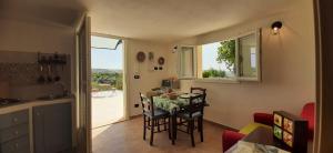a kitchen and dining room with a table and chairs at Alabianca in Villa Vela