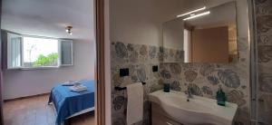 bagno con lavandino, specchio e tavolo di Alabianca a Villa Vela Altre 45 foto