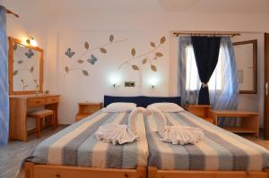 a bedroom with a bed with two towels on it at Kochyli Studios in Palaiochóra