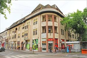 松博尔Palace Vajdniger的街角的一座大楼