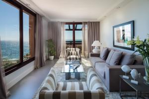 A seating area at Kempinski Hotel Bahía Beach Resort & Spa