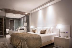 A bed or beds in a room at Kempinski Hotel Bahía Beach Resort & Spa