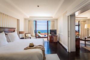 A bed or beds in a room at Kempinski Hotel Bahía Beach Resort & Spa