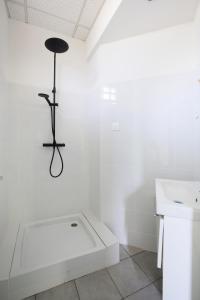 a white bathroom with a bath tub and a sink at Chambre Privée dans appartement partagé BLEU in Toulouse