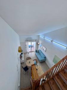 vistas panorámicas a una sala de estar con sofá y mesa en Apartaments Aeroclub, en Empuriabrava 4 fotos más