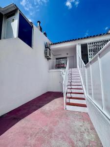una escalera que conduce a una casa blanca en Apartaments Aeroclub, en Empuriabrava